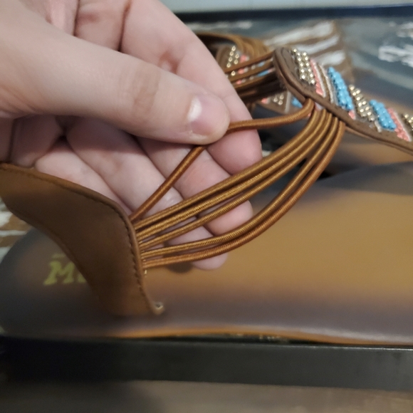 NWT MUDD Sandals T Strap Beaded Details Cognac Brown Color size 7/8 - Picture 4 of 7